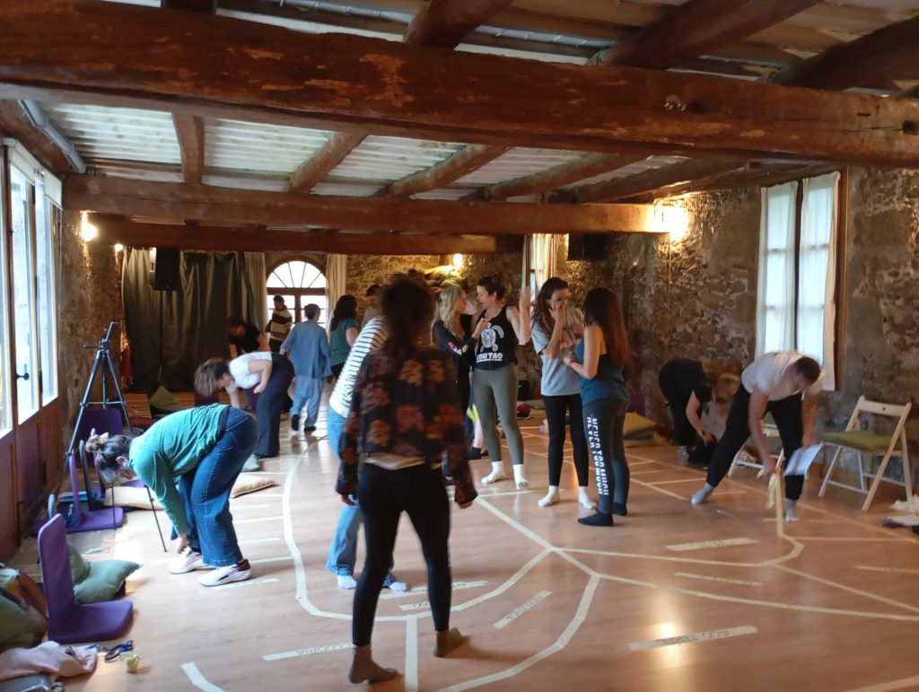 Ejercicio de constelaciones familiares en grupo en una jornada presencial del máster