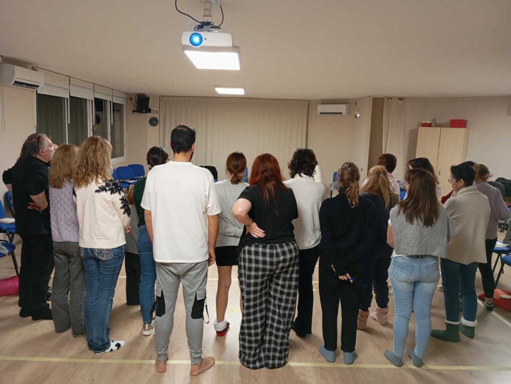 Grupo del Máster en Constelaciones Familiares en círculo en una sesión presencial