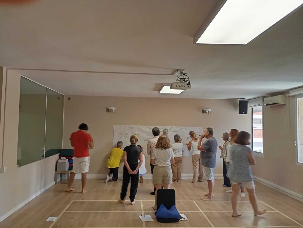 Alumnos del Máster en Constelaciones Familiares durante una práctica de constelaciones en el aula