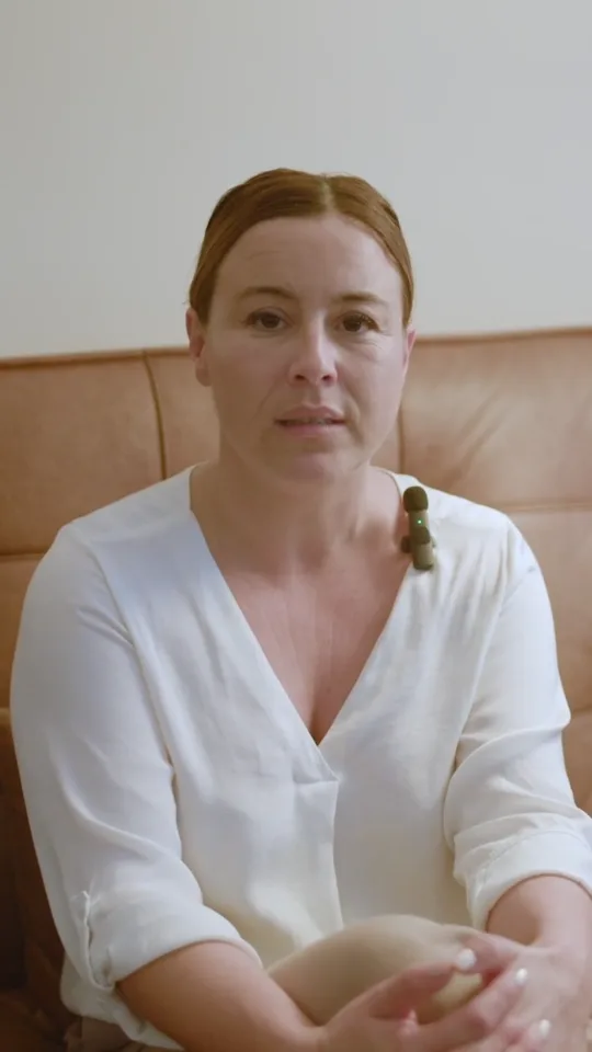 Laura, alumna del Máster en Constelaciones Familiares, en su vídeo de testimonio