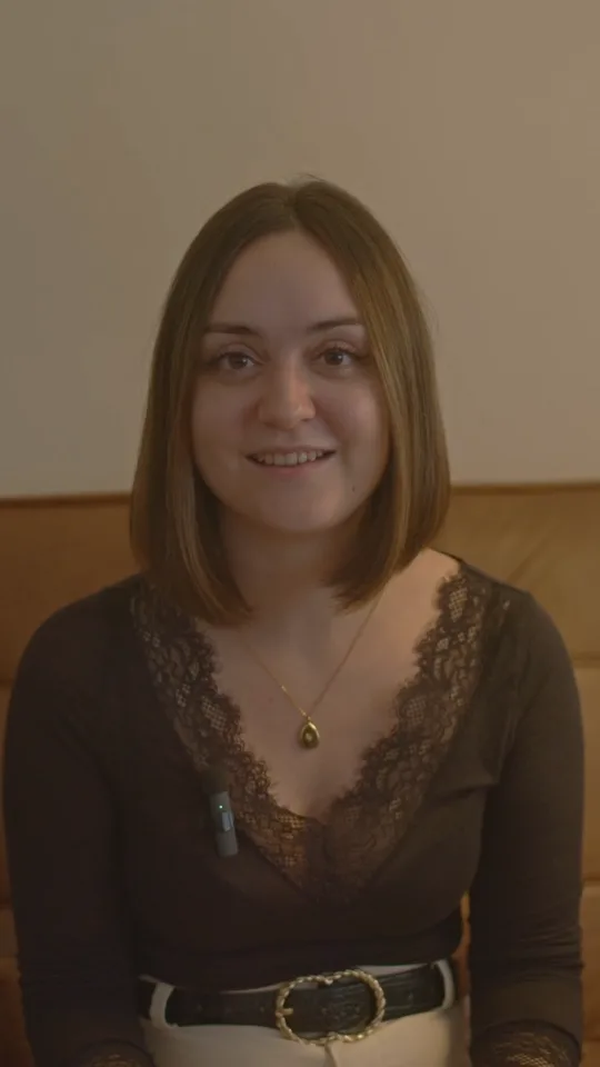 Neus, alumna del Máster en Constelaciones Familiares, en su vídeo de testimonio